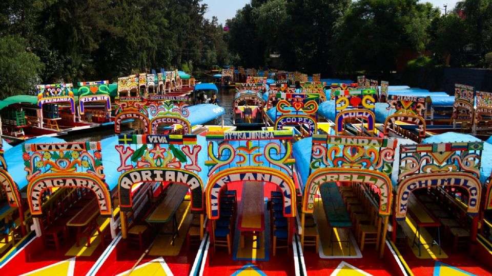 Un lugar icónico de la CDMX es Xochimilco que te encantará con su colorido.