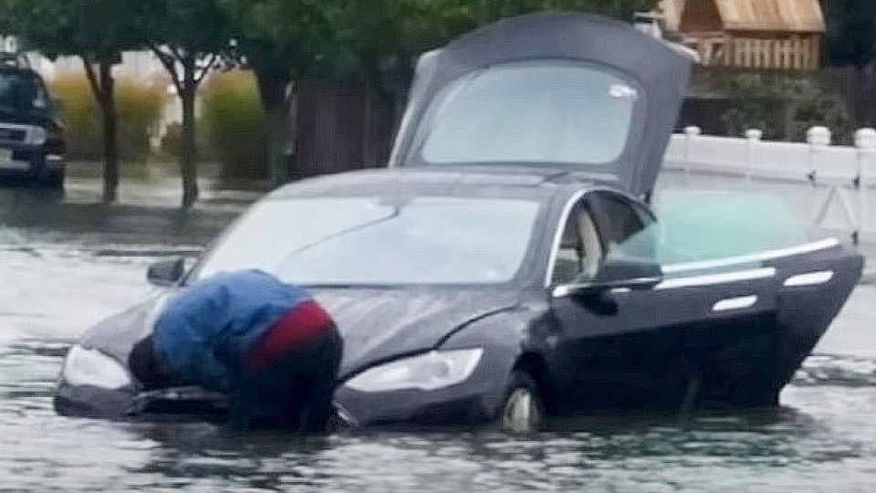 Auto dañado por inundación.