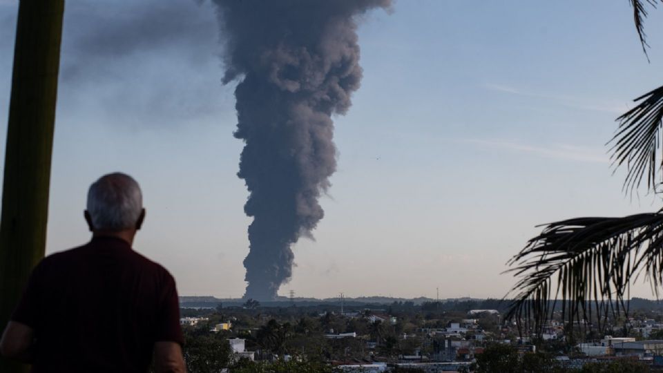 Se encontraron dos cuerpos luego de que se registrara un incendio en un centro de Pemex.