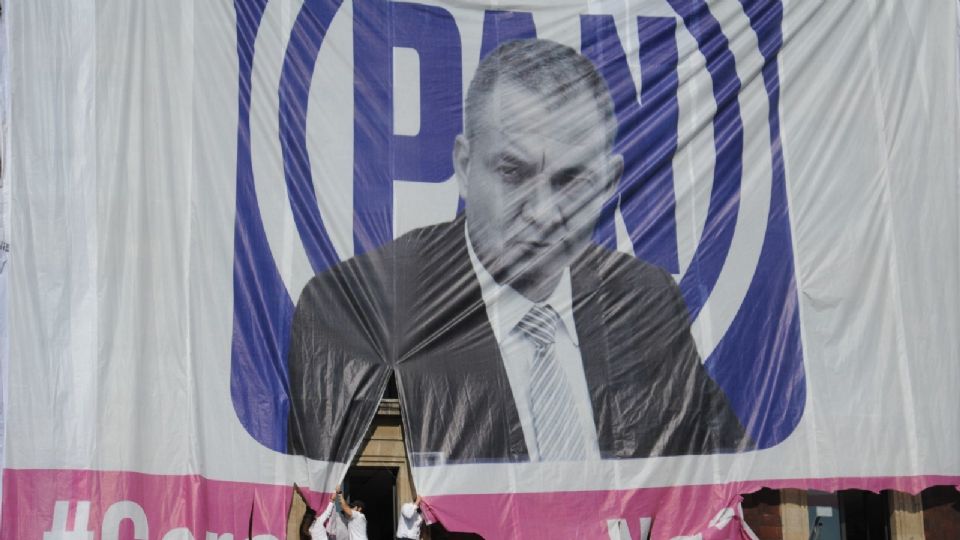 Manta con rostro de García Luna se hizo presente en la Marcha a favor del INE.