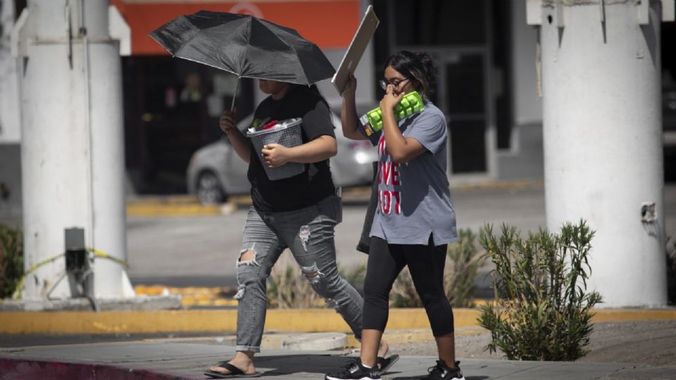 Personas se cubren del sol en Mexicali.