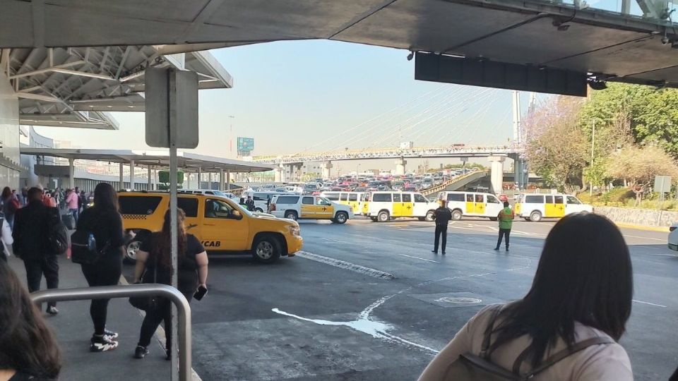 Taxistas del Sitio 300 bloquean el acceso a la Terminal 1 del AICM.