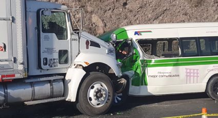 Camioneta invade autopista, choca de frente contra un camión y muere conductor