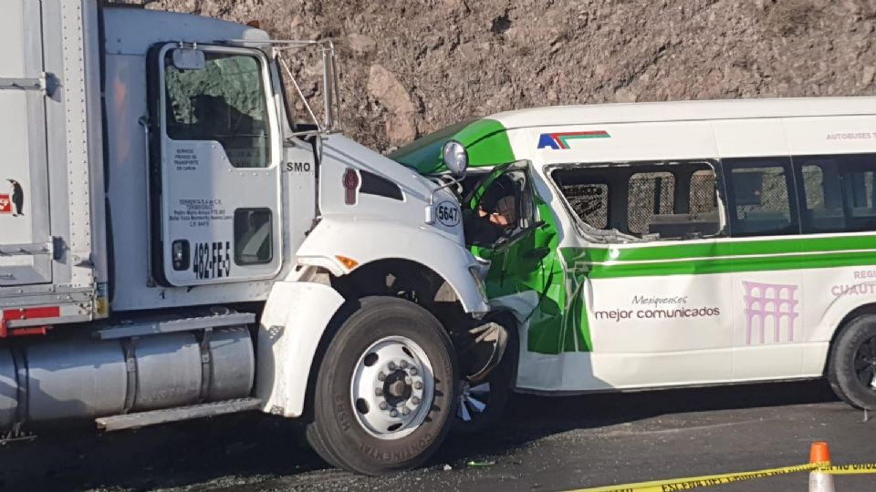 Chofer de camioneta de transporte público choca de frente con un camión torton y muere.