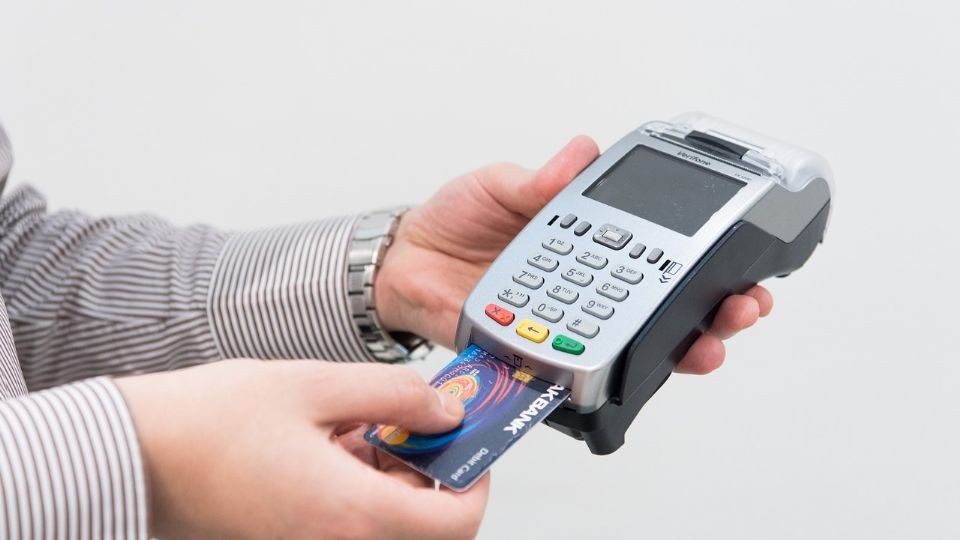 Propone diputada de Morena eliminar cobros de comisiones y extras por pago con tarjeta de crédito y débito.