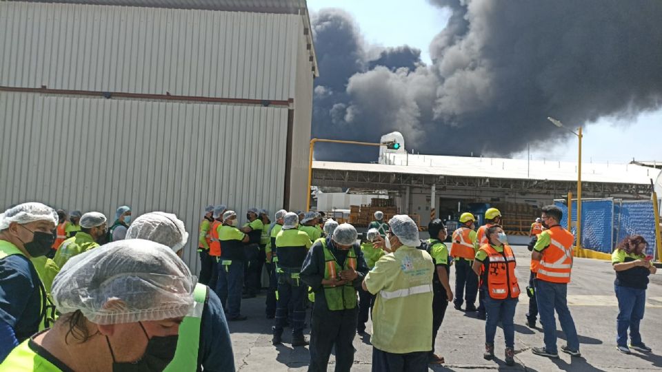 Evacuan a personas aledañas al incendio en Ecapetec.