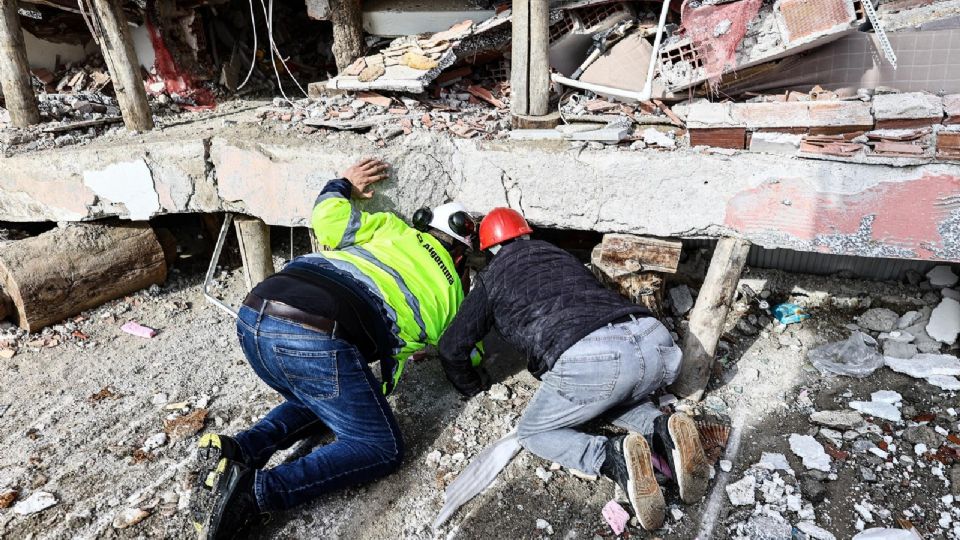 Dos pequeños fueron encontrados bajo los escombros en Turquía por cuerpos de rescate.