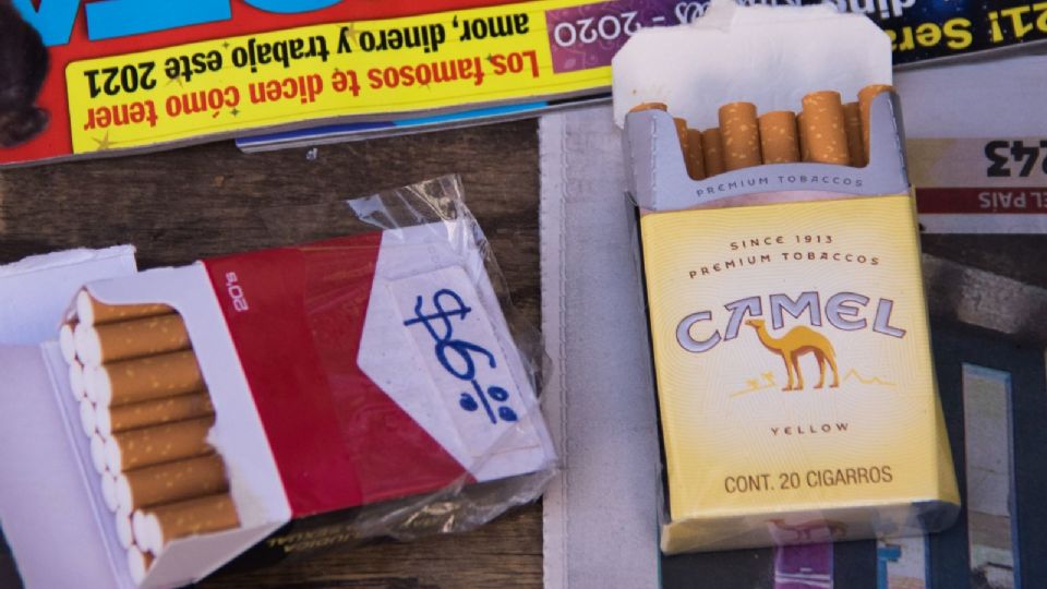 Imágenes de cigarrillos de la marca Marlboro y Camel.