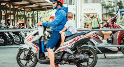 Reglas para evitar casos de 'niños sándwich', transportados riesgosamente en moto