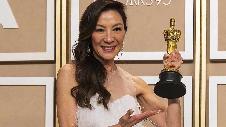Michelle Yeoh posa con su premio Oscar.