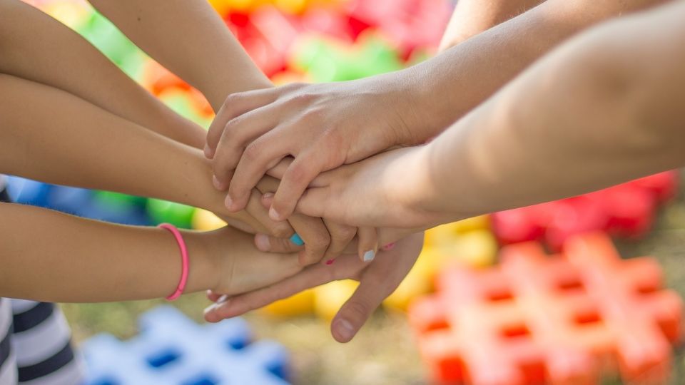 Imagen que muestran manos de niños unidas.