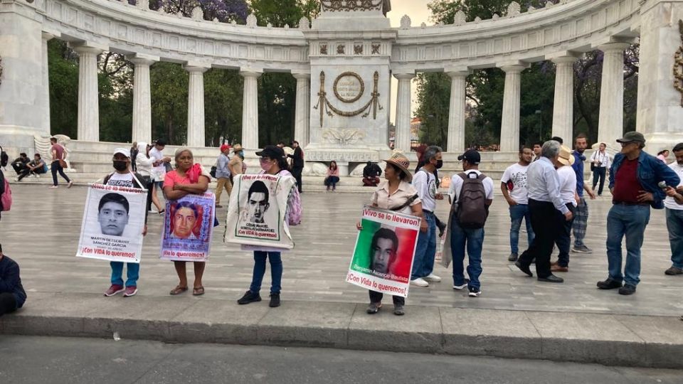 Familiares de los normalistas desaparecidos de Ayotzinapa se manifestaron en el Hemiciclo a Juárez.