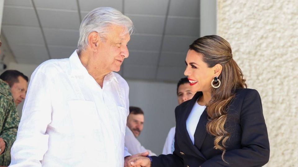 La gobernadora de Guerrero, Evelyn Salgado, recibe al presidente López Obrador en la entidad.