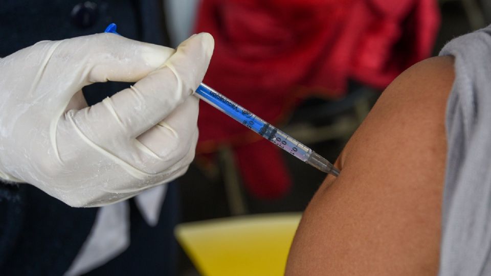 'Cada país debe considerar su contexto específico a la hora de decidir si seguir vacunando grupos de bajo riesgo', expresaron especialistas.