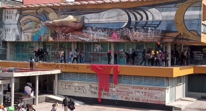 Encapuchados vandalizan mural de David Alfaro Siqueiros en Rectoría de la UNAM