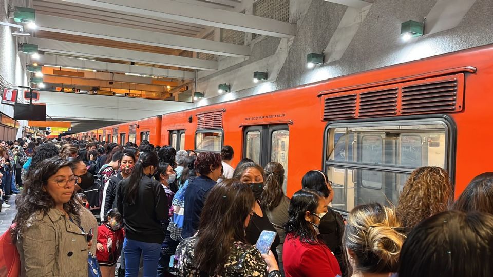 ¡Toma tus precauciones! Desalojan a usuarios del Metro en la estación Tacubaya de la Línea 7.