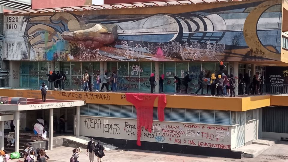 Encapuchados vandalizan mural de David Alfaro Siqueiros en Rectoría de la UNAM.