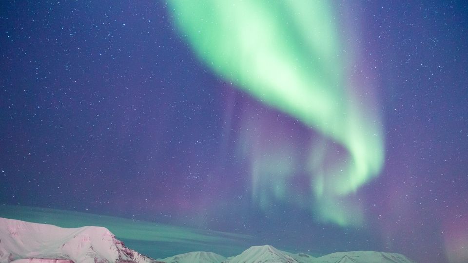 La NASA compartió un video de cómo lucen las auroras boreales desde el espacio.