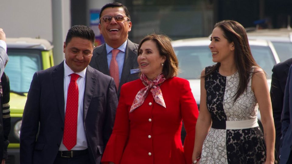 Mariana Moguel y Rosario Robles durante su salida del Reclusorio Sur.
