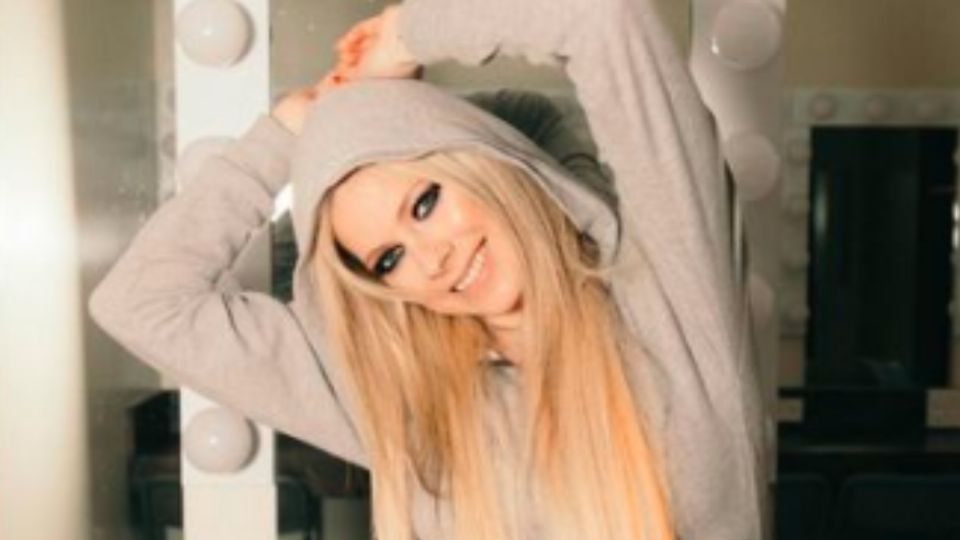Avril Lavigne es fotografiada con nuevo novio en un evento en París, Francia.