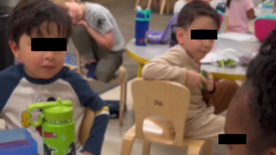 Niño da lecciones de español en su salón de clases.