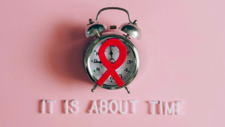 La lucha contra el VIH se representa con un moño rojo.