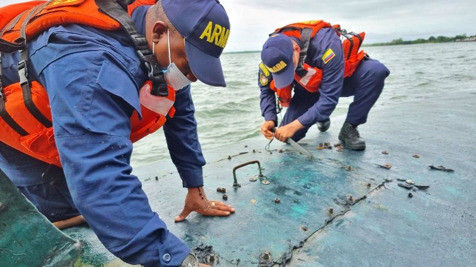 Fotografía cedida por La Armada de Colombia que muestra Integrantes de la Armada de Colombia mientras inspeccionan un semisumergible que transportaba 4 toneladas de cocaína.