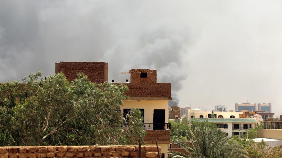 Cortina de humo por los combates en Sudán.