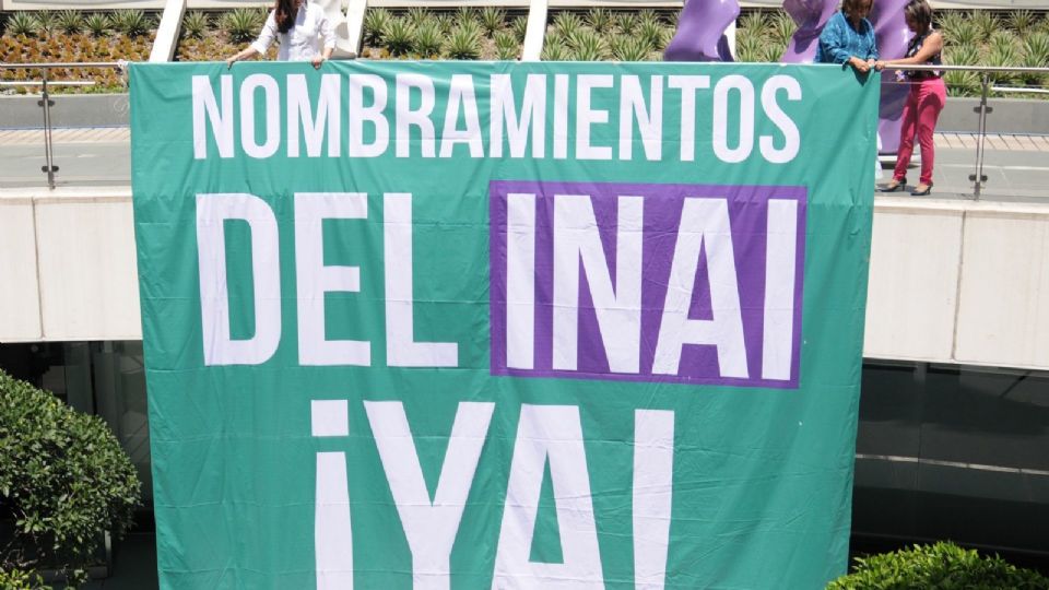 Las senadoras panistas desplegaron una manta afuera del salón de sesiones.