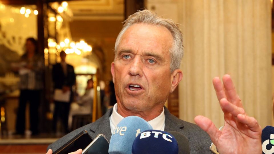 El abogado y activista medioambiental Robert F. Kennedy Jr. atiende a los medios de comunicación momentos antes de inaugurar la jornada sobre la crisis climática en Las Palmas de Gran Canaria en 2019.