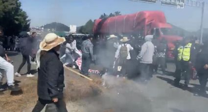 Bloqueo y enfrentamiento entre comuneros y policías se registra en la México-Toluca