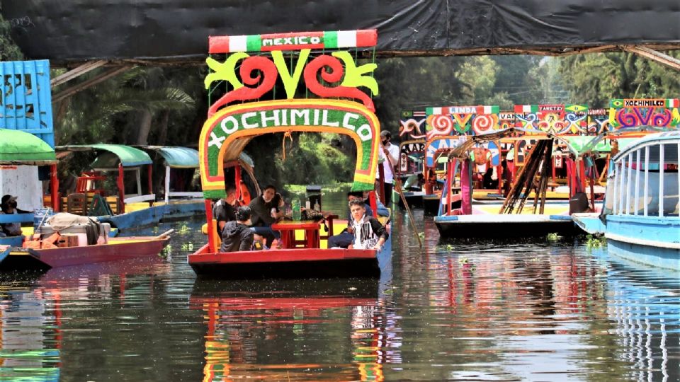 Piden regular tarifas de trajineras en alcaldía Xochimilco.