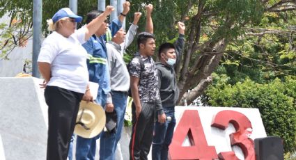 Marchan madres y padres por estudiantes desaparecidos de Ayotzinapa