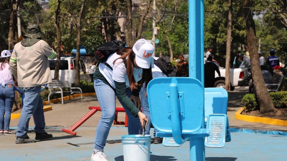 Se realizan trabajos de mantenimiento en el parque Alfonso XII en Álvaro Obregón.