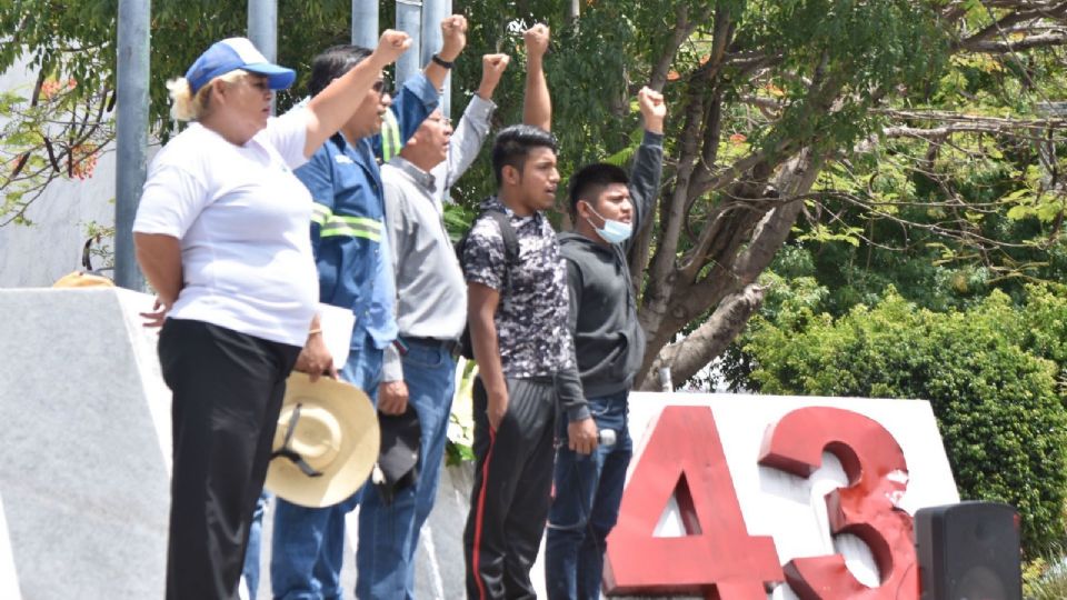 Se realizó una marcha por los 43 desaparecidos de Ayotxinapa.