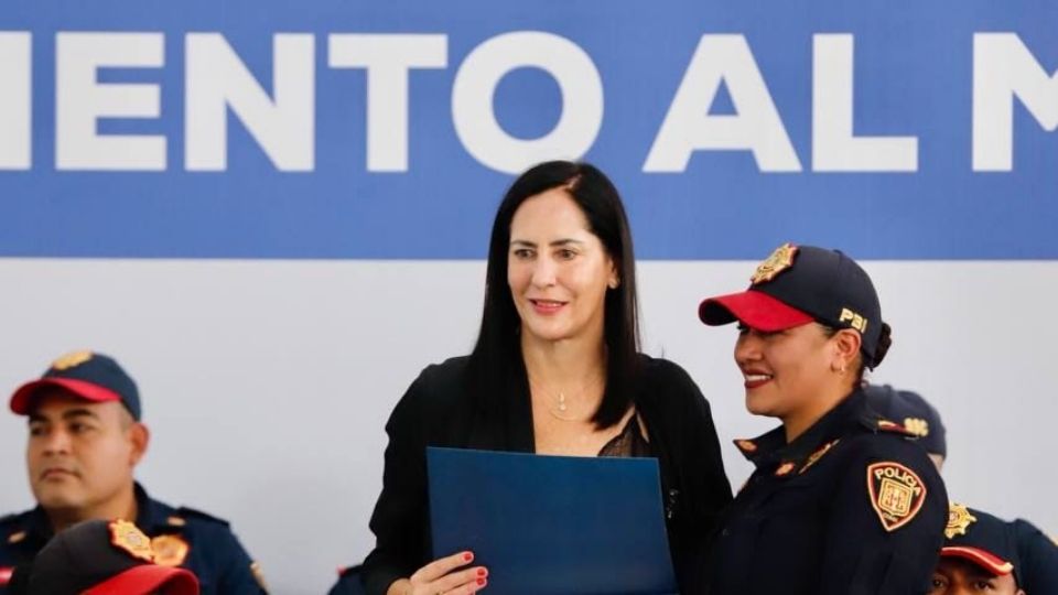 Lía Limón entrega reconocimientos a policías.