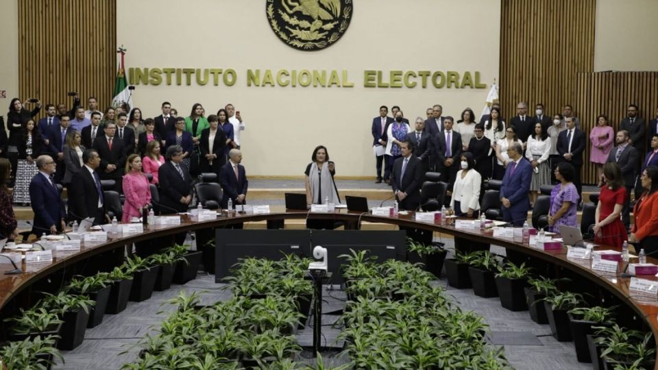 INE exhorta a AMLO a no emitir expresiones en materia electoral.