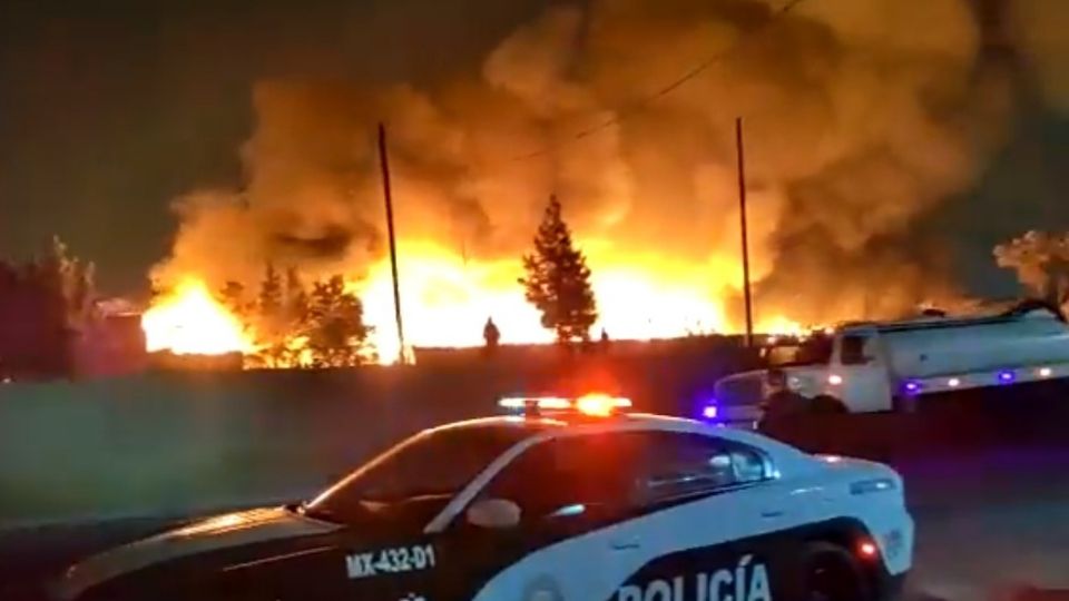 Incendio en Central de Abastos; momento exacto en que se incendia una bodega en Iztapalapa.