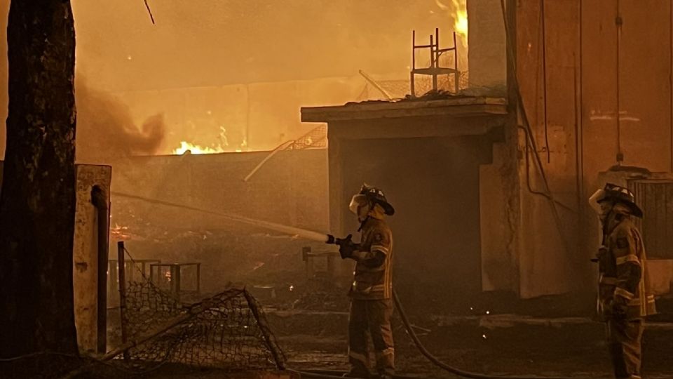 El incendio en la Central de Abasto se encuentra confinado.