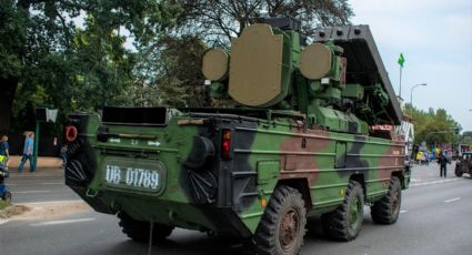 Hombre roba vehículo militar de 5 toneladas y se da a la fuga en una carretera de EU