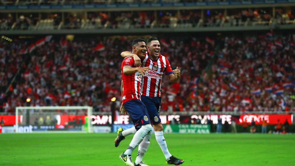 Gilberto Sepúlveda (izquierda) celebrando el gol que anotó y con el que logró el pase de la Chivas a semifinales.