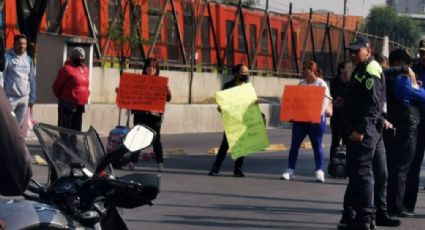 Bloquean padres de familia vialidad en Iztacalco por falta de escalera de emergencia en una primaria