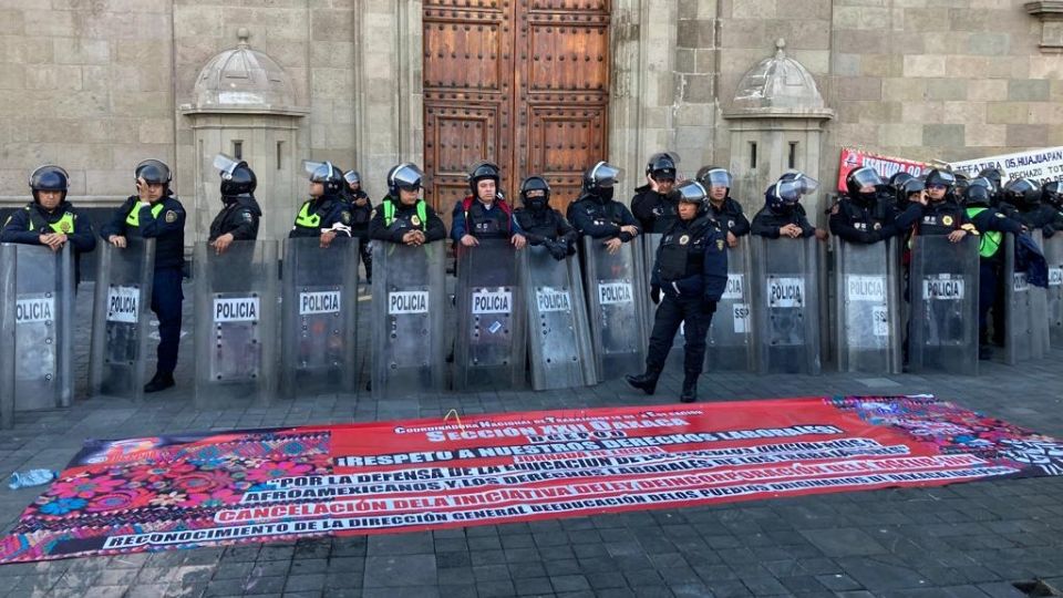 Integrantes de la sección 22 de Oaxaca se manifiestan afuera de Palacio Nacional.
