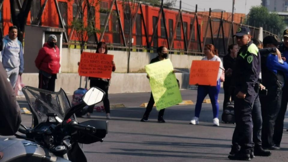 Bloquean padres de familia vialidad en Iztacalco por falta de escalera de emergencia en una primaria.