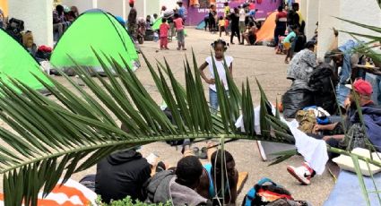Abarrotan haitianos nuevamente la Plaza Giordano Bruno en colonia Juárez