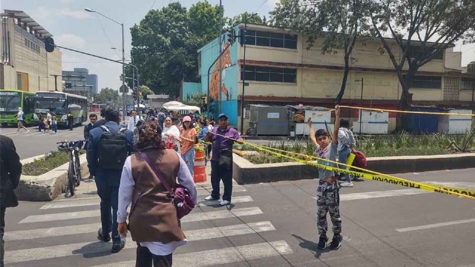 Familiares de la chica de 21 años mantienen bloqueadas calles aledañas a la sede de la Fiscalía capitalina.