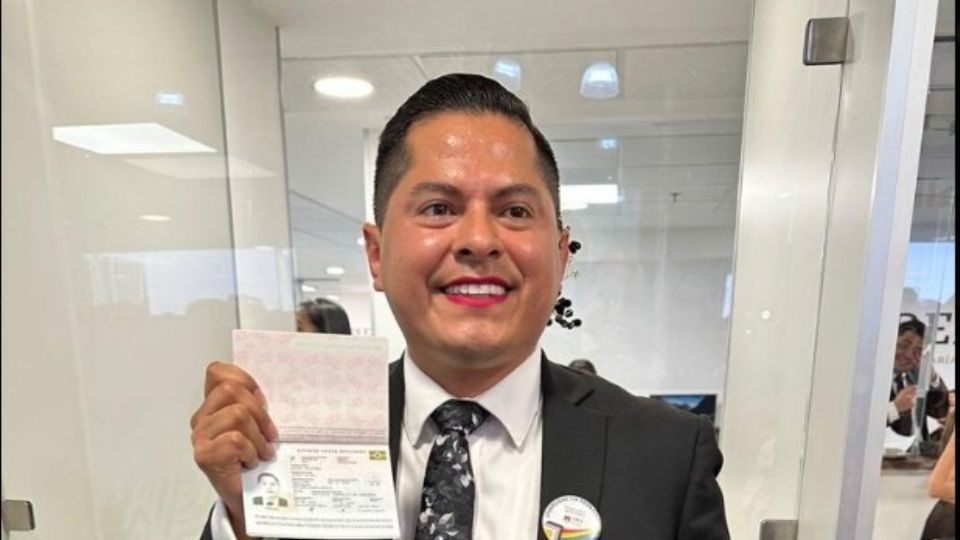 El primer pasaporte no-binario de México fue entregado hoy en Naucalpan.
