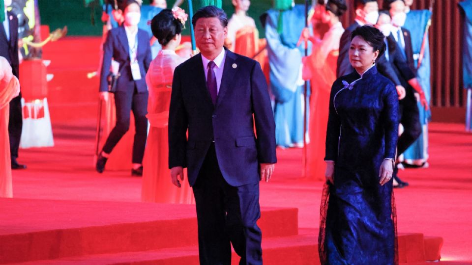El presidente de China, Xi Jin ping y su esposa  Peng Liyuan en la ceremonia de bienvenida de la cumbre China-Asia Central en Xian.