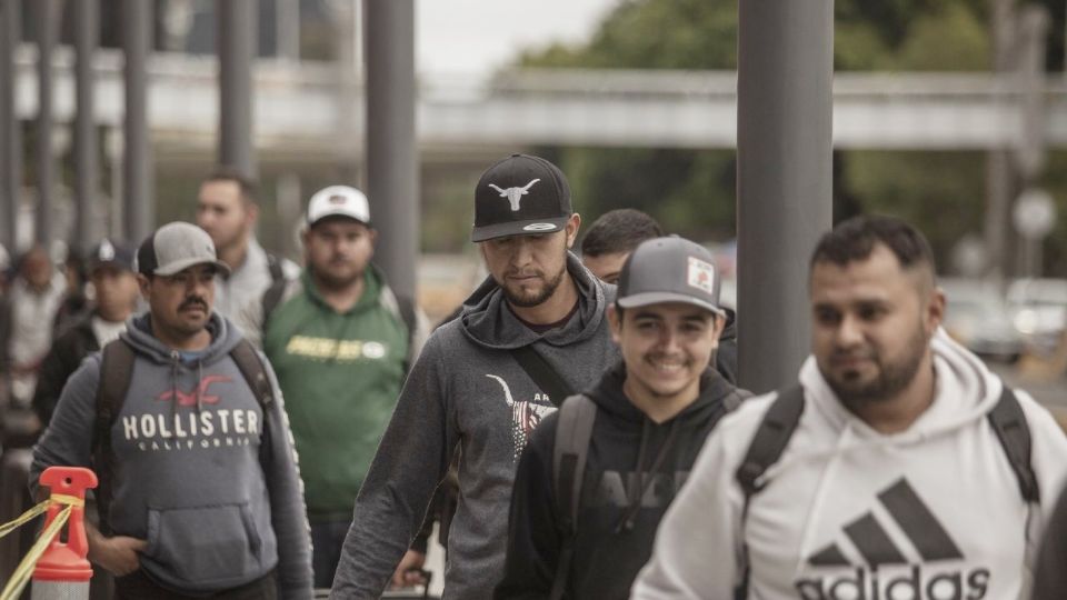 Migrantes en la garita de San Ysidro.