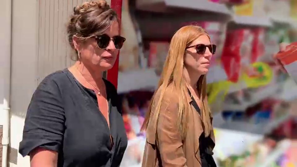 Captura de video de la joyera y diseñadora de interiores Jade Jagger (i), hija del famoso cantante Mick Jagger, paseando por Ibiza.